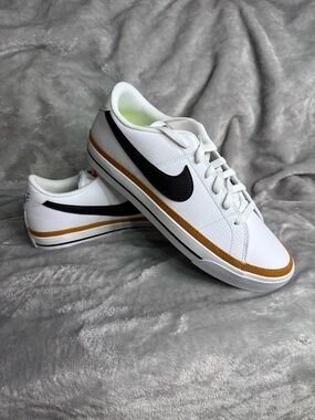 NWOB 👟 Nike Women’s White Low-Top Sneakers with Black Swoosh and Gold Trim